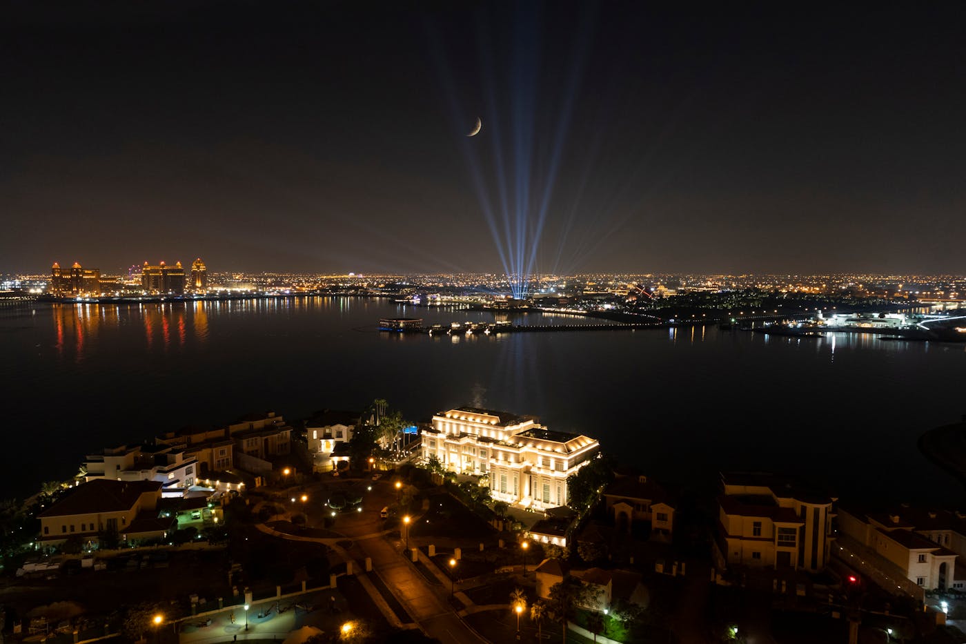 異なる事業が、ひとつの目的でつながる夜景